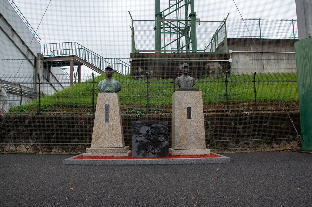 伊勢・倉田山公園野球場に並ぶ沢村栄治と西村幸生の胸像