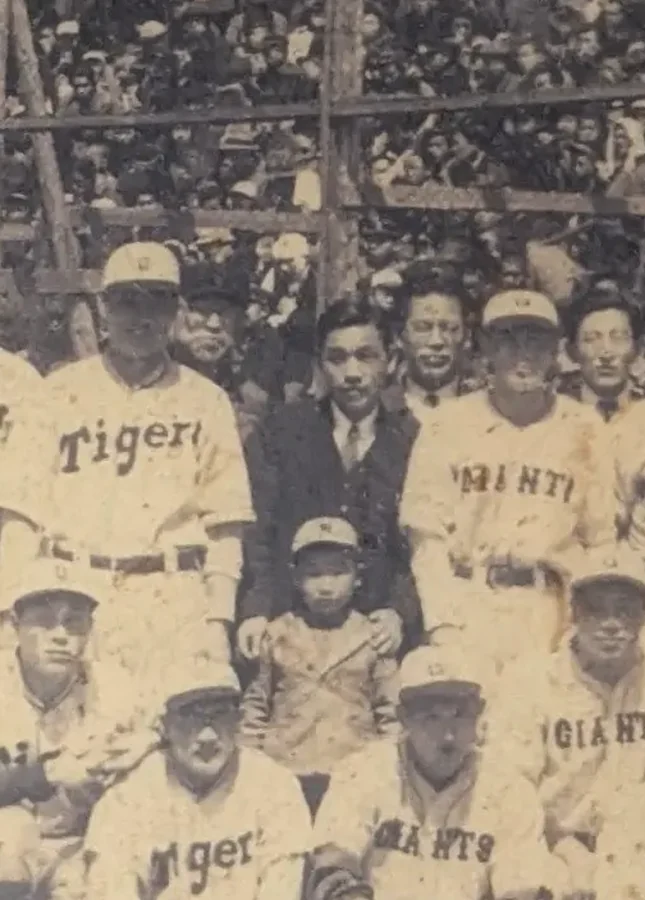 1949年の記念写真の中央に立つ6歳の西村隆明