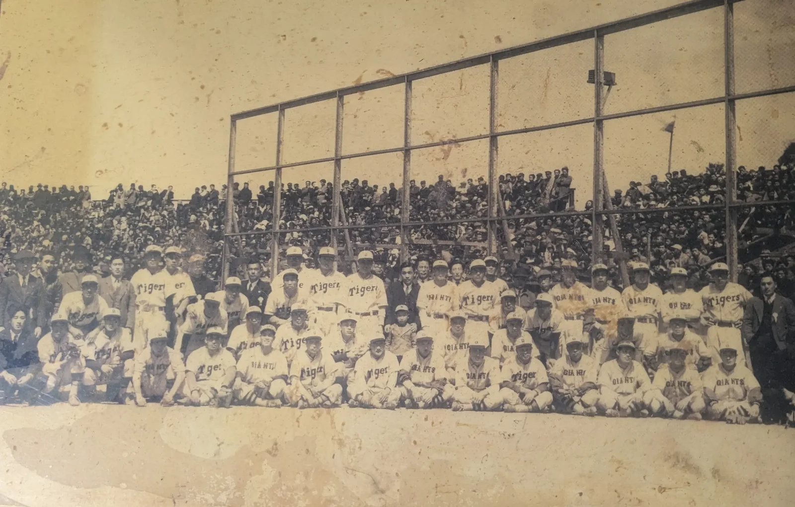 1949年、山田球場での追悼試合の前に撮られた両軍の記念写真