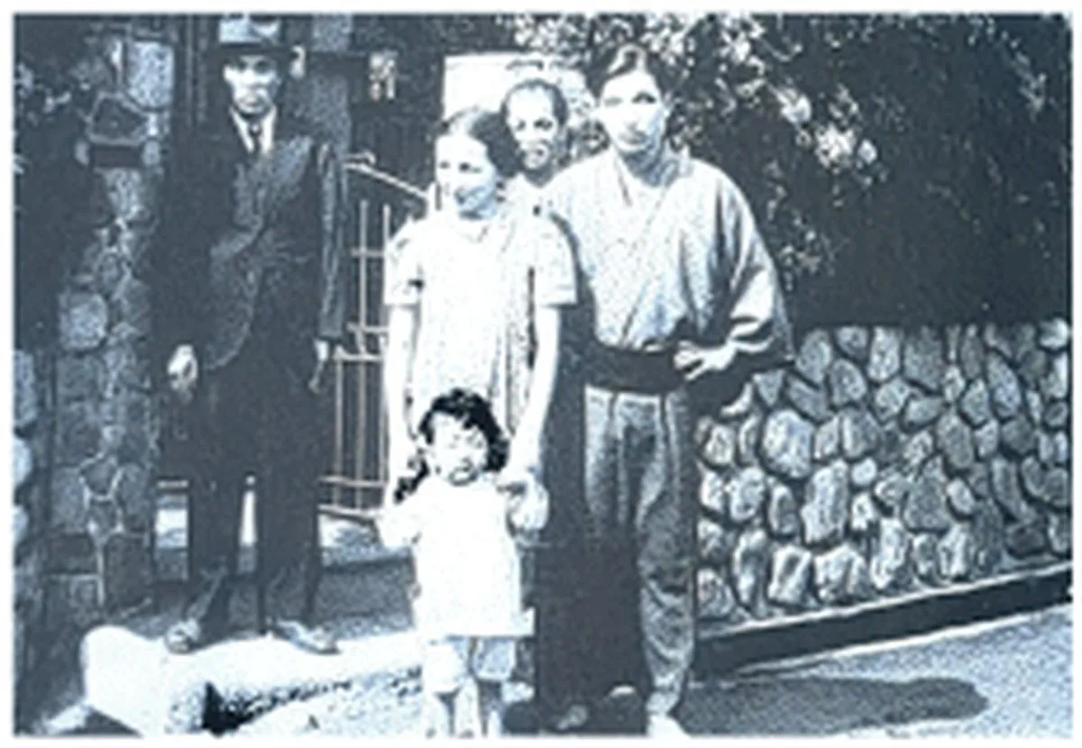 尼崎の自宅前の西村幸生と家族