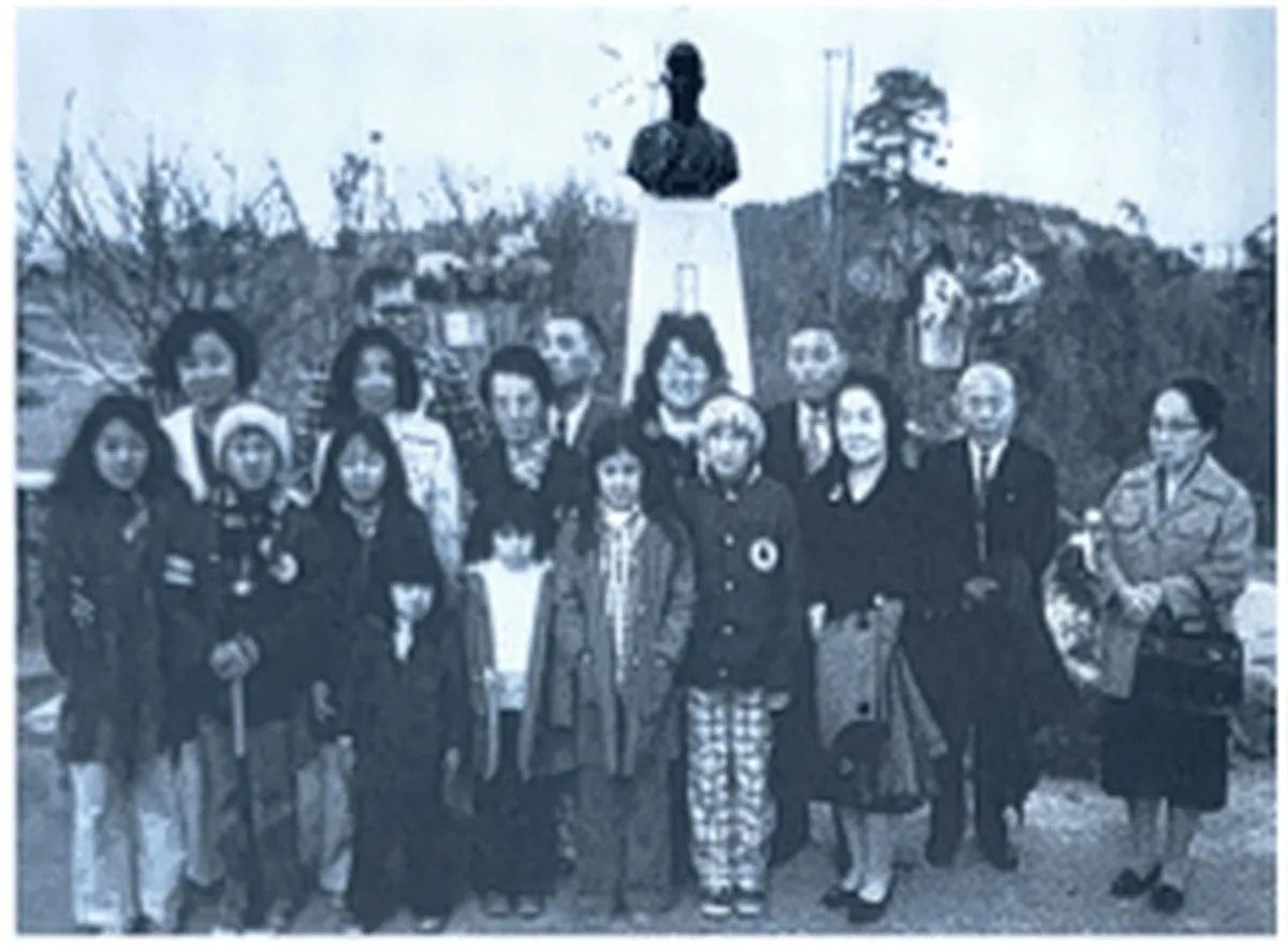 1975年、伊勢市営球場前での胸像除幕式