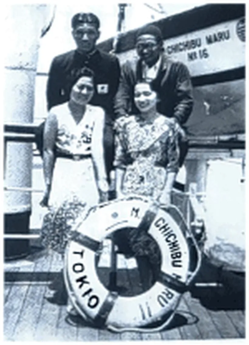1933年、船上の西村幸生と東末子
